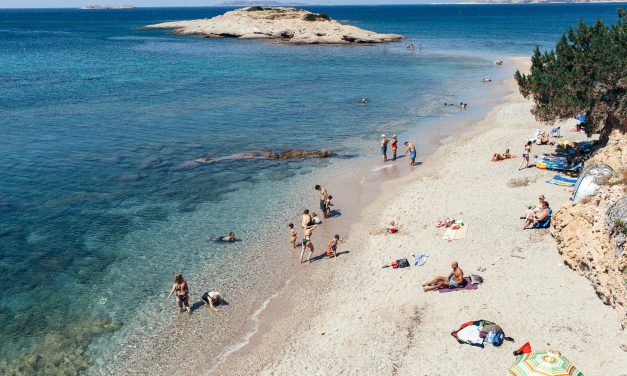 «Παραλία και Προστασία»: Η νέα ενημερωτική δράση του ΙΣΑ για τον κορωνοϊό σε 21 παραλίες της Αττικής
