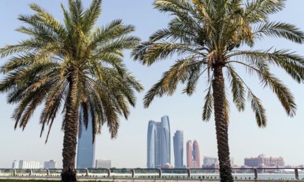 Το Αμπού Ντάμπι προσφέρει δωρεάν εμβόλια για όλους τους τουρίστες