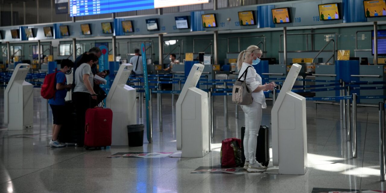 Υπ. Τουρισμού: Αυξημένος έλεγχος σε τουρίστες από τη Ρωσία – Υποχρεωτικό αρνητικό τεστ και για εμβολιασμένους