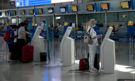 Υπ. Τουρισμού: Αυξημένος έλεγχος σε τουρίστες από τη Ρωσία – Υποχρεωτικό αρνητικό τεστ και για εμβολιασμένους