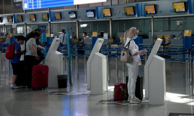 Υπ. Τουρισμού: Αυξημένος έλεγχος σε τουρίστες από τη Ρωσία – Υποχρεωτικό αρνητικό τεστ και για εμβολιασμένους