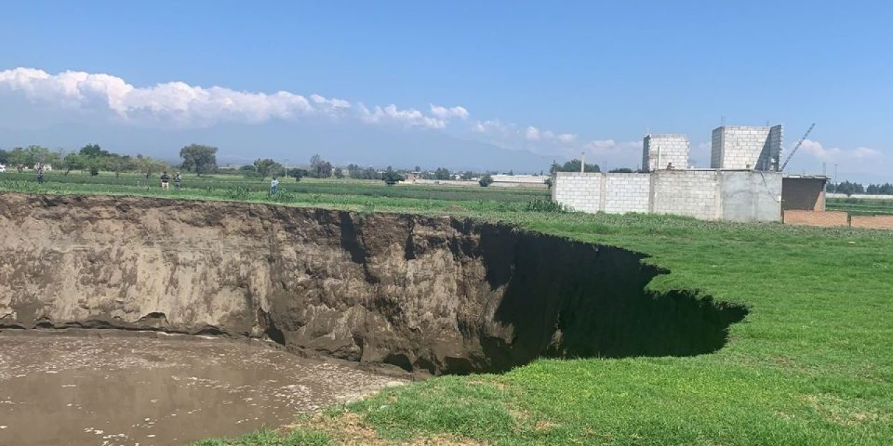 Μεξικό: Τεράστια τρύπα που μεγαλώνει συνεχώς απειλεί να «εξαφανίσει» ολόκληρο σπίτι (video)