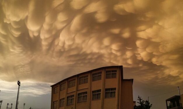 Περίεργος σχηματισμός από σύννεφα στον ουρανό της Λάρισας – Τι είναι τα mammatus (video)