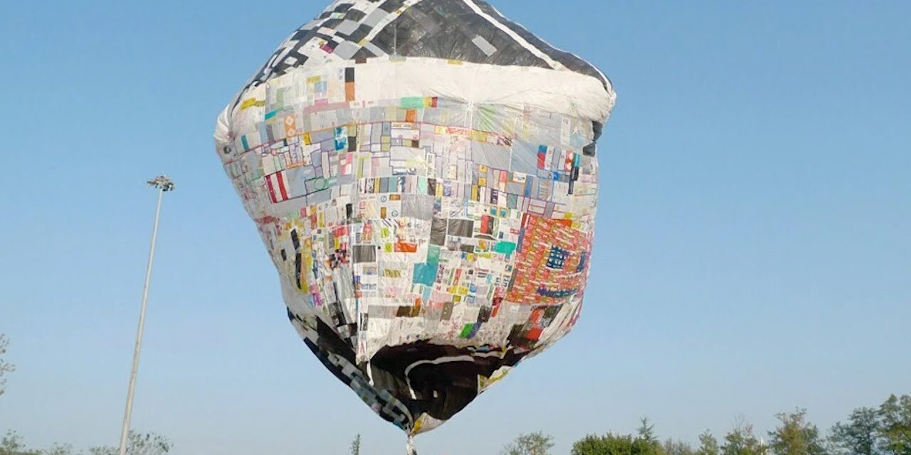 Aερόστατο από δεκάδες πλαστικές σακούλες πετάει στον ουρανό της Βενετίας και στέλνει ένα σημαντικό μήνυμα