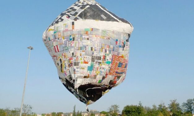 Aερόστατο από δεκάδες πλαστικές σακούλες πετάει στον ουρανό της Βενετίας και στέλνει ένα σημαντικό μήνυμα