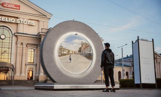 Φουτουριστικές «πύλες» ενώνουν τη Λιθουανία με την Πολωνία σε πραγματικό χρόνο