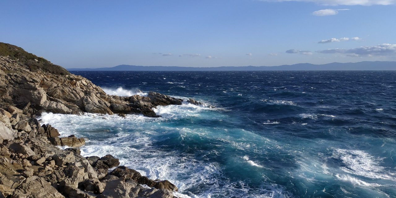 Καιρός: Πέφτει σήμερα η θερμοκρασία -Ενισχύονται οι άνεμοι στο Αιγαίο