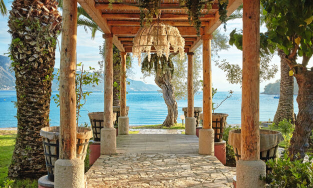 Grecotel Daphnila Bay: Εξωτική διαμονή με φόντο έναν καταγάλανο κόλπο