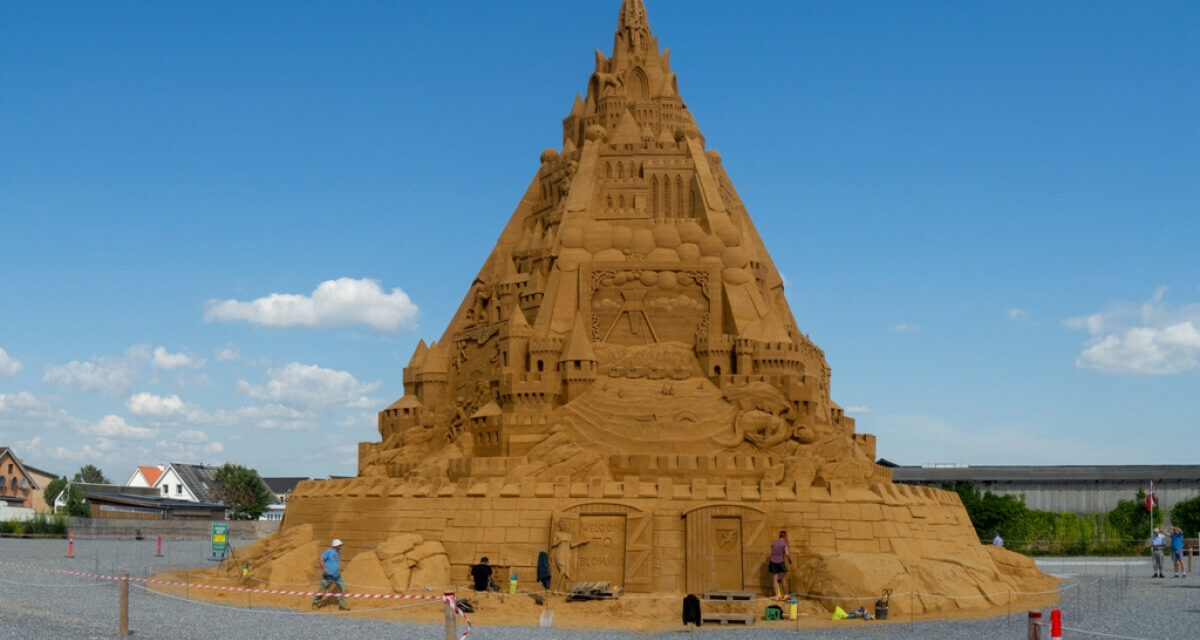 Έχτισαν πύργο 20 μέτρων στην άμμο – Δείτε ποια χώρα κατέκτησε νέο ρεκόρ Γκίνες (video)