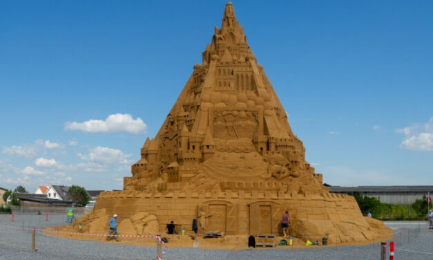 Έχτισαν πύργο 20 μέτρων στην άμμο – Δείτε ποια χώρα κατέκτησε νέο ρεκόρ Γκίνες (video)