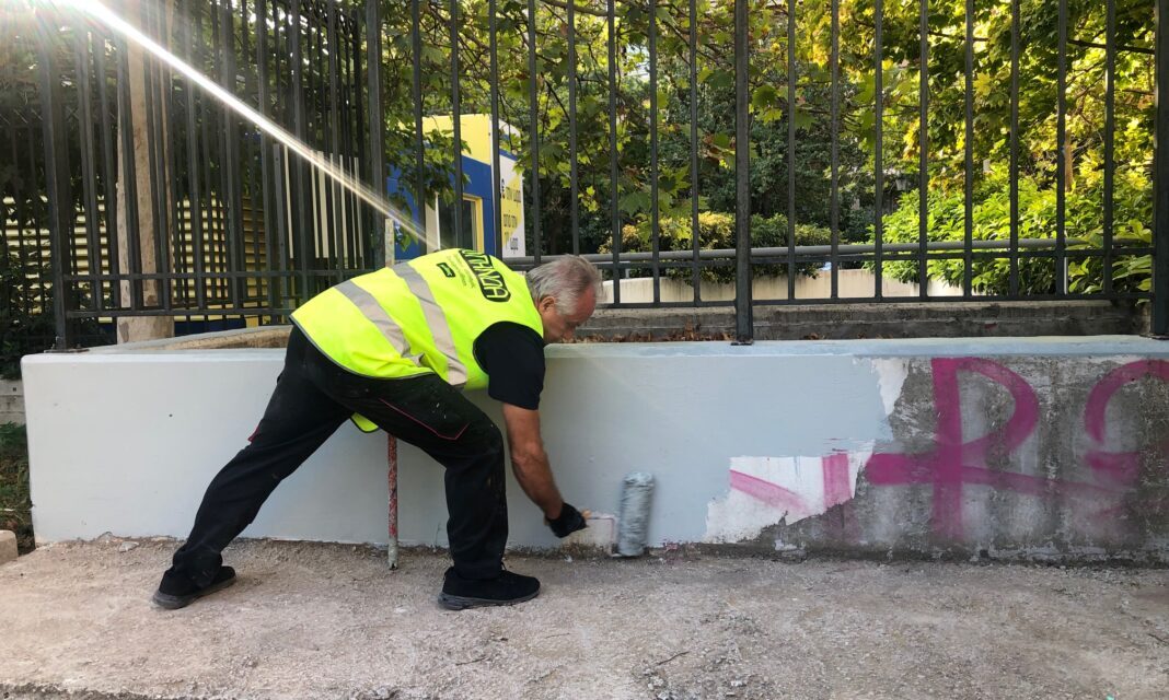 Μεγάλη επιχείρηση αντιγκράφιτι στην Πλάκα – Καθάρισαν επιφάνειες 8.200 τ.μ.