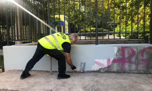 Μεγάλη επιχείρηση αντιγκράφιτι στην Πλάκα – Καθάρισαν επιφάνειες 8.200 τ.μ.