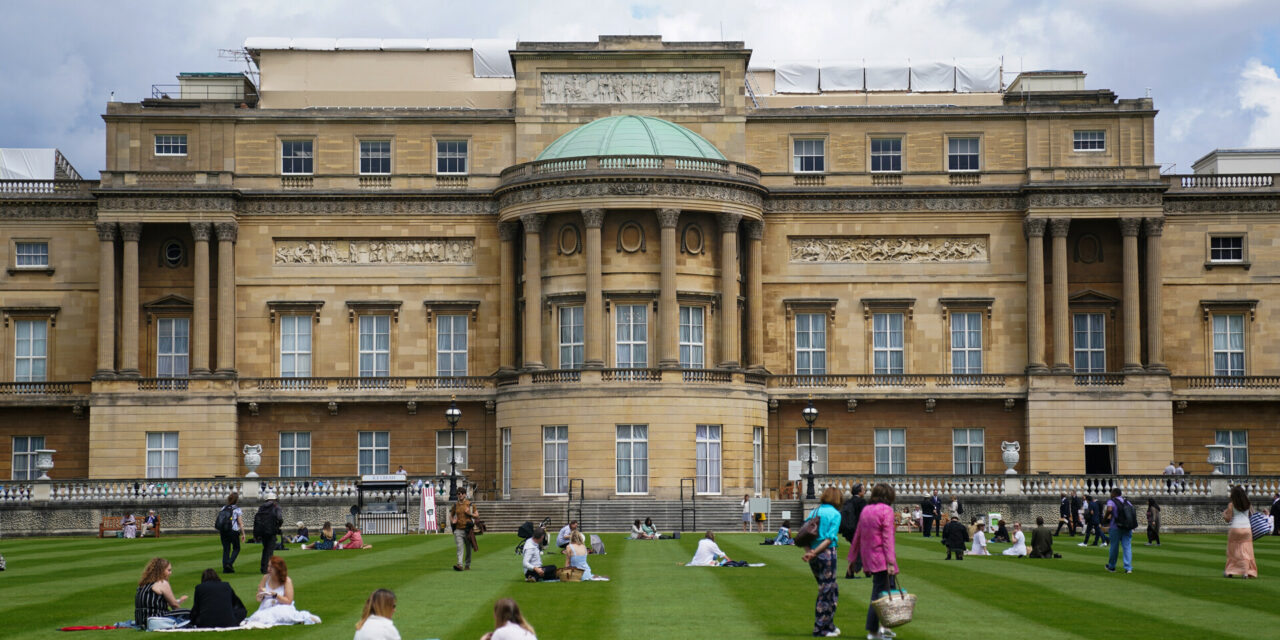 Μία όαση στο κέντρο του Λονδίνου: Οι βασιλικοί κήποι του Μπάκιγχαμ ανοίγουν πρώτη φορά για το κοινό