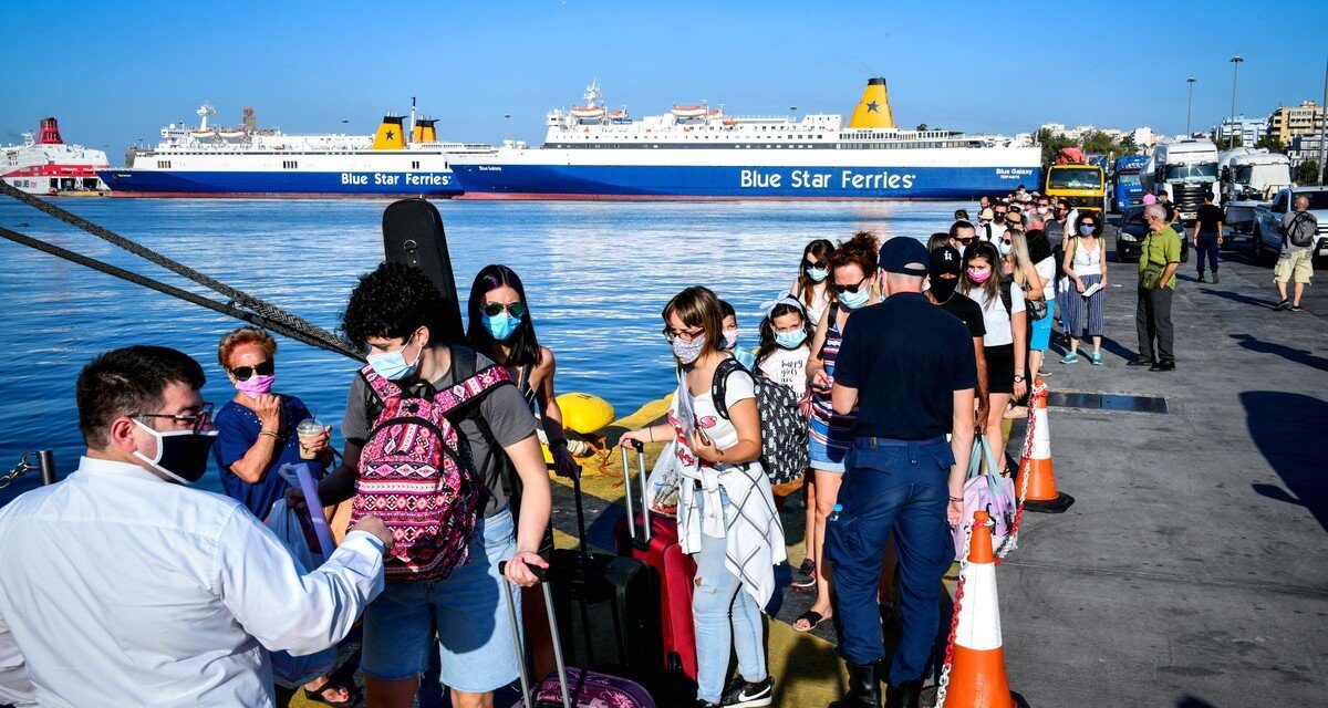 Λιμάνι Πειραιά: Μεγάλες ουρές ταξιδιωτών και αυστηροί έλεγχοι από το Λιμενικό Σώμα