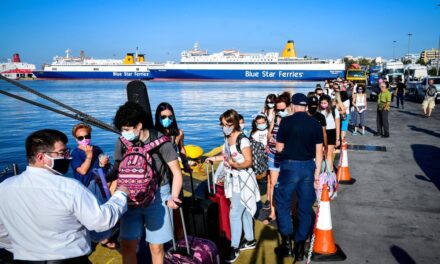 Λιμάνι Πειραιά: Μεγάλες ουρές ταξιδιωτών και αυστηροί έλεγχοι από το Λιμενικό Σώμα