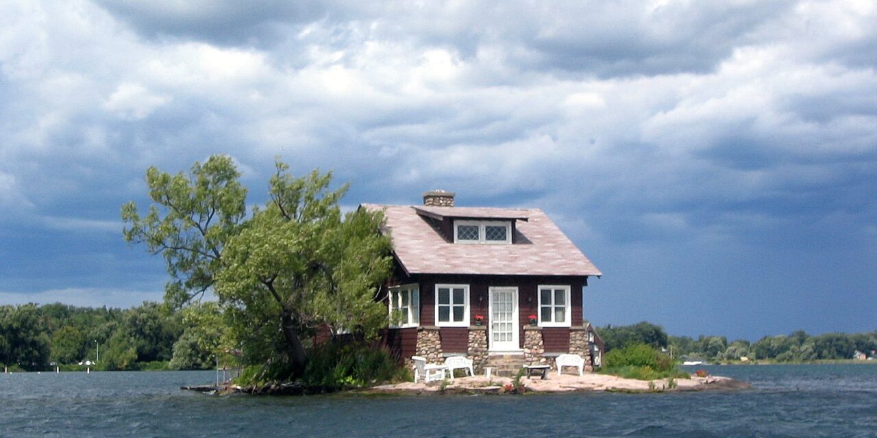 “Just Room Enough”: Αυτό το νησάκι είναι όνομα και πράγμα!