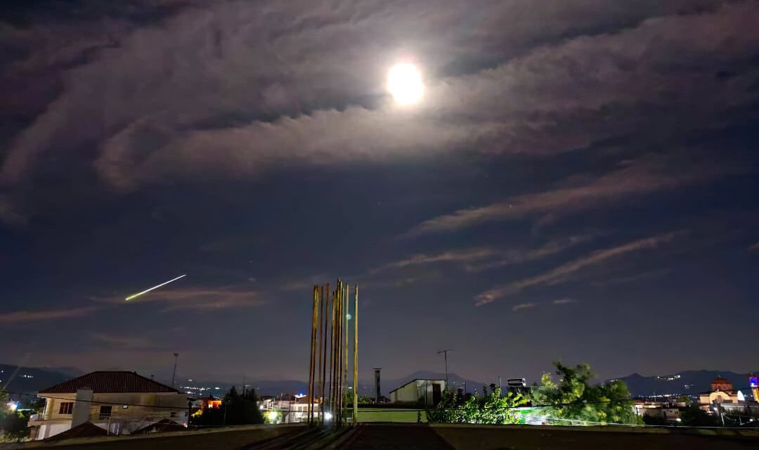 Έγινε η νύχτα μέρα: Μετεωρίτης «έσκισε» τον ουρανό της Ελλάδας