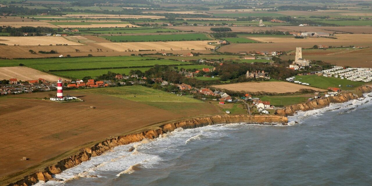Xωριό στην Αγγλία θα σβηστεί από τον χάρτη – Το «καταπίνει» η θάλασσα