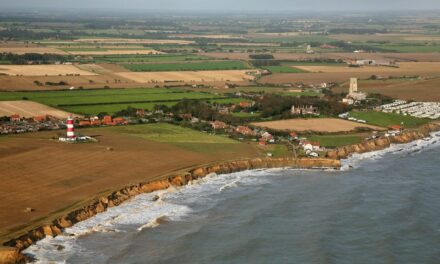 Xωριό στην Αγγλία θα σβηστεί από τον χάρτη – Το «καταπίνει» η θάλασσα