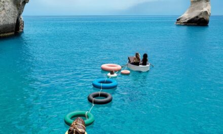 Louis Vuitton: Αυτό το κυκλαδίτικο νησί πρωταγωνιστεί στη νέα καμπάνια του γαλλικού οίκου