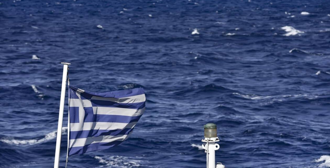 Καιρός: Επιμένουν τα μελτέμια – Ανεβαίνει λίγο η θερμοκρασία