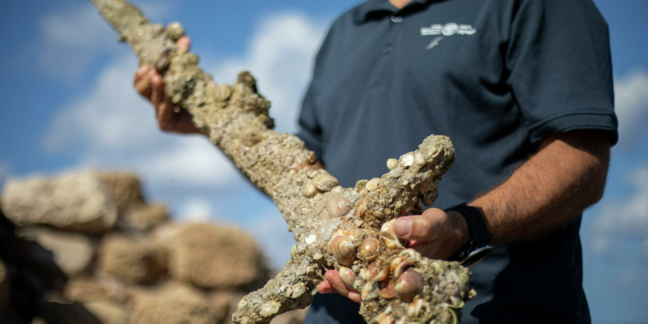 Μοναδική ανακάλυψη στο Ισραήλ: Βρέθηκε σπαθί 900 ετών από τις Σταυροφορίες (video)