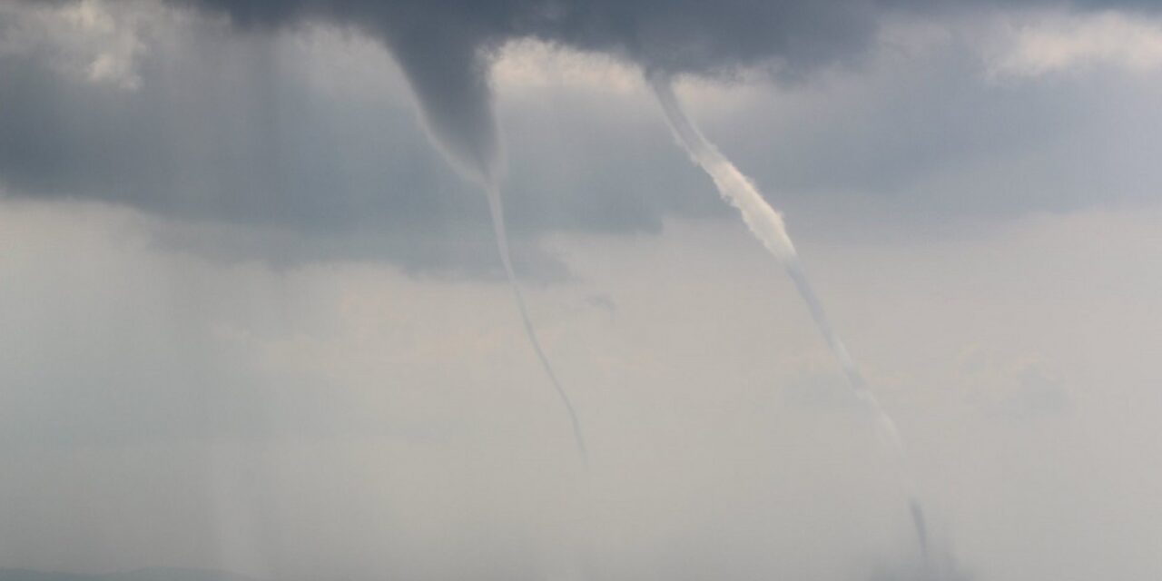 Κύθηρα: Η κακοκαιρία δημιούργησε δίδυμους υδροσίφωνες – Εντυπωσιακό φαινόμενο