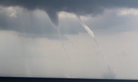 Κύθηρα: Η κακοκαιρία δημιούργησε δίδυμους υδροσίφωνες – Εντυπωσιακό φαινόμενο