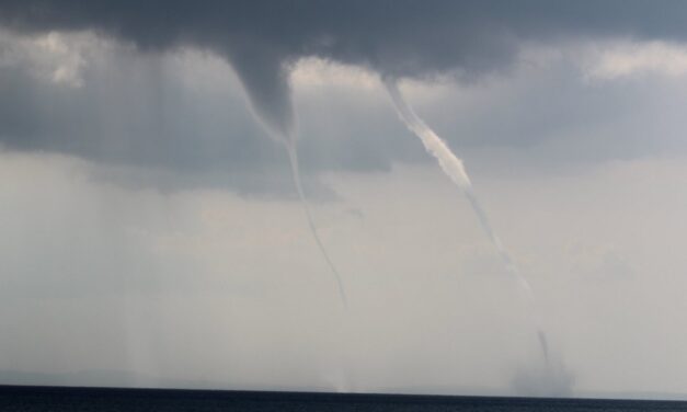 Κύθηρα: Η κακοκαιρία δημιούργησε δίδυμους υδροσίφωνες – Εντυπωσιακό φαινόμενο