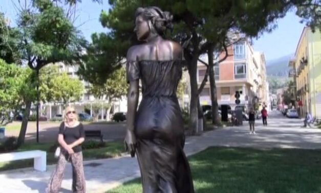 Ένα άγαλμα έγινε “μήλο της έριδος” στην Ιταλία