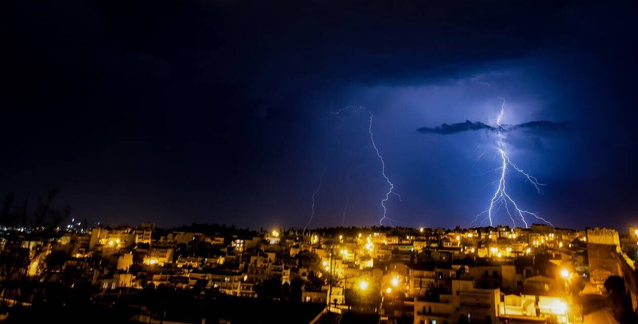 Καιρός: Ισχυρές καταιγίδες, κεραυνοί και θυελλώδεις νοτιάδες
