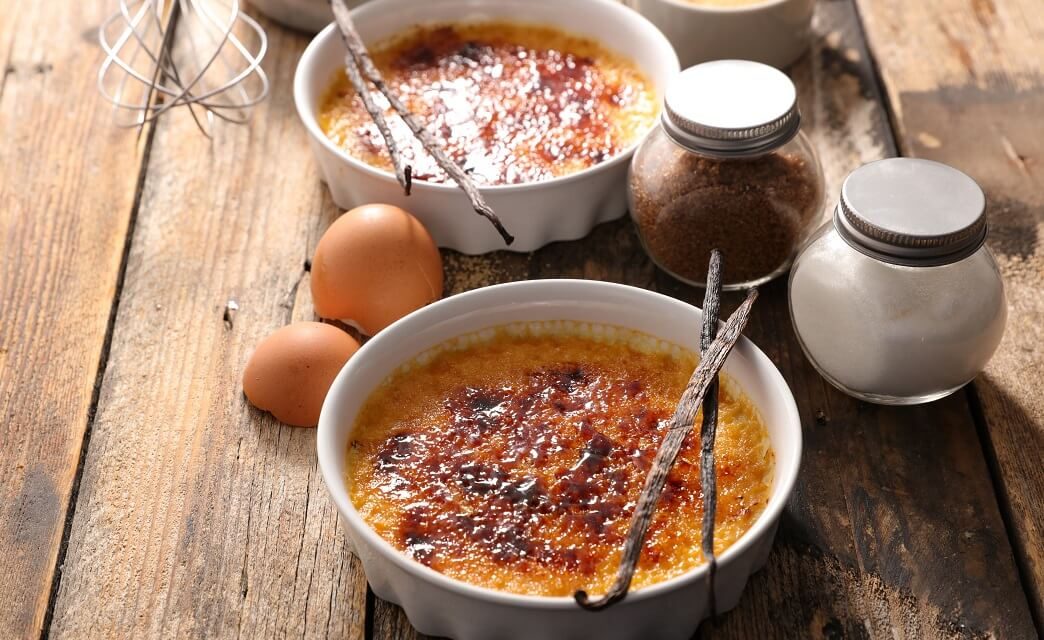 Βελούδινη, αυθεντική και πεντανόστιμη: Αυτή η creme brulee σας στέλνει απευθείας Γαλλία!