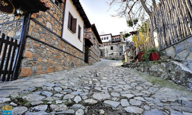 Παλαιός Παντελεήμονας: Ένα μπαλκόνι στον Όλυμπο