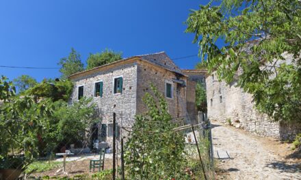 Αυτό το ορεινό χωριό εκθειάζει ο Guardian