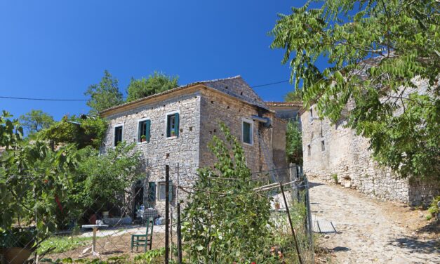 Αυτό το ορεινό χωριό εκθειάζει ο Guardian