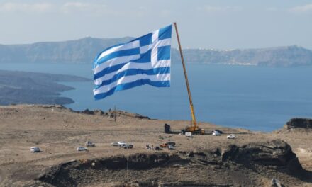Στη Σαντορίνη η μεγαλύτερη ελληνική σημαία για την 28η Οκτωβρίου – Υψώθηκε με γερανό