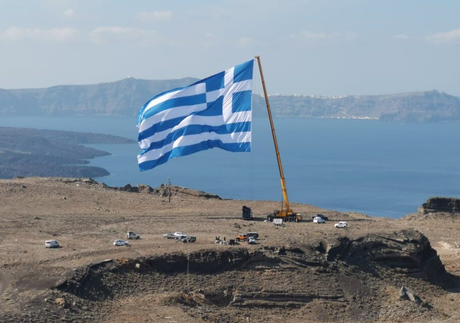 Στη Σαντορίνη η μεγαλύτερη ελληνική σημαία για την 28η Οκτωβρίου – Υψώθηκε με γερανό