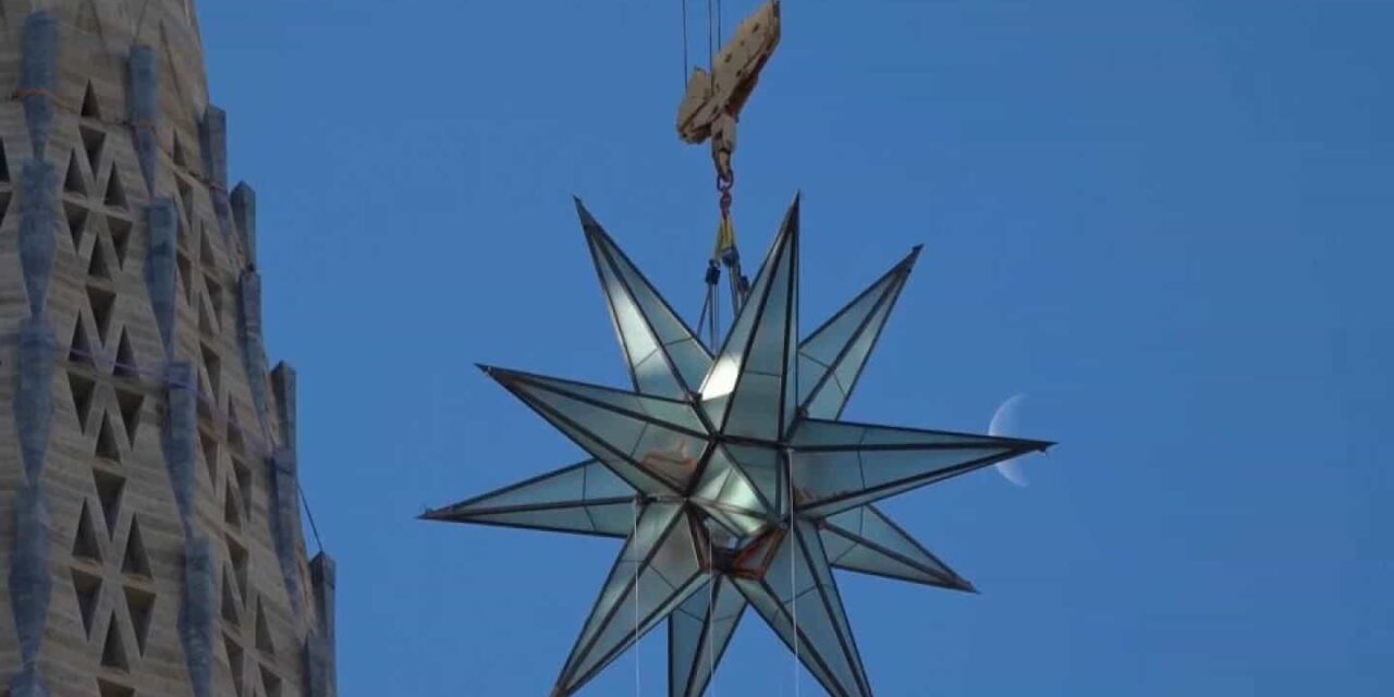 Ισπανία: Το γιγάντιο άστρο 5,5 τόνων πάνω στη Σαγράδρα Φαμίλια που έγινε “μήλο της έριδος” για τους κατοίκους