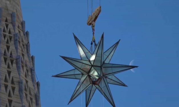 Ισπανία: Το γιγάντιο άστρο 5,5 τόνων πάνω στη Σαγράδρα Φαμίλια που έγινε “μήλο της έριδος” για τους κατοίκους