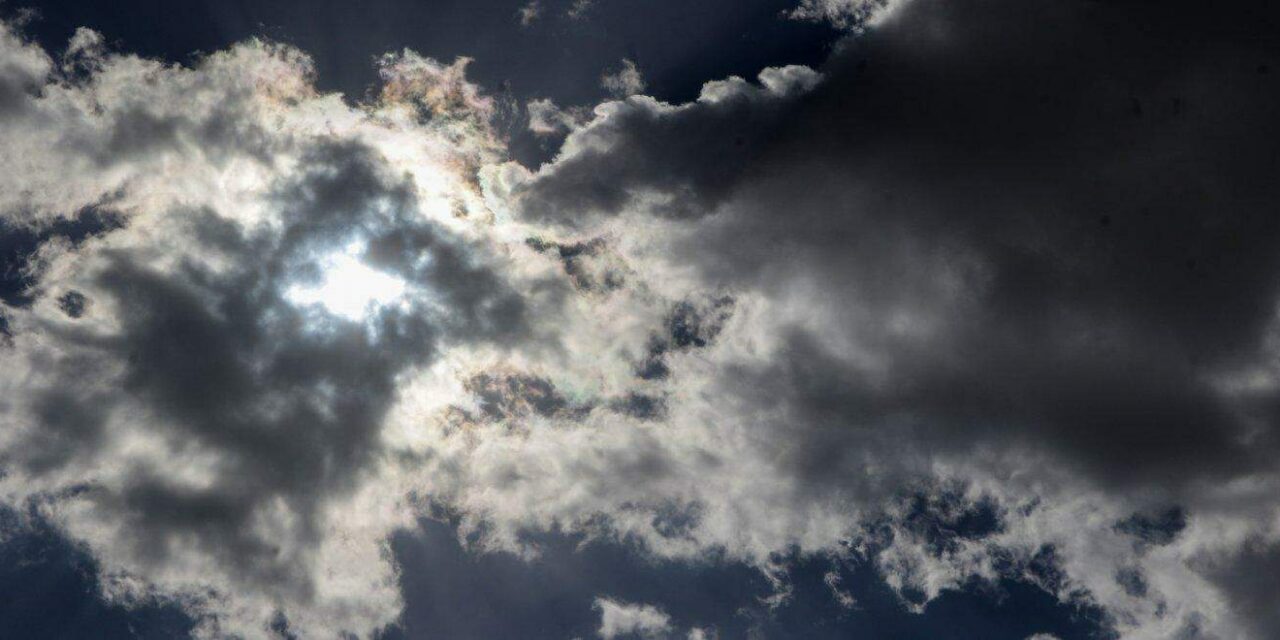 Καιρός: Βροχερό σκηνικό και ισχυροί άνεμοι – Πέφτει αισθητά η θερμοκρασία