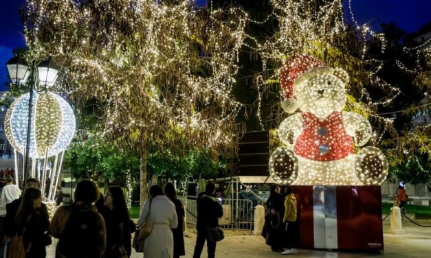 Σε χριστουγεννιάτικο κλίμα η πλατεία Συντάγματος – Τα δέντρα γέμισαν λαμπάκια
