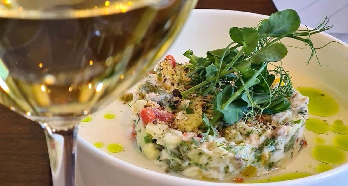 Αθηναϊκή Σαλάτα: Το δημοφιλές πιάτο της αστικής κουζίνας των ’70ς