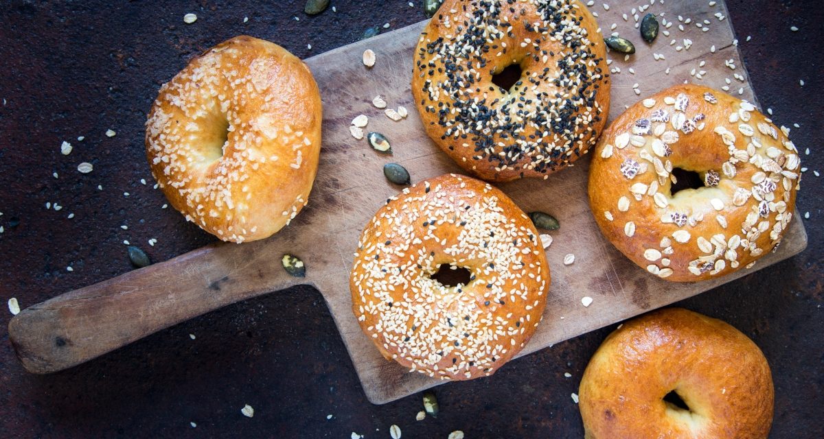 Bagel: Τα αφράτα ψωμάκια που ξετρελαίνουν τους Αμερικάνους