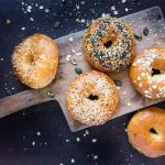 Bagel: Τα αφράτα ψωμάκια που ξετρελαίνουν τους Αμερικάνους