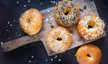 Bagel: Τα αφράτα ψωμάκια που ξετρελαίνουν τους Αμερικάνους