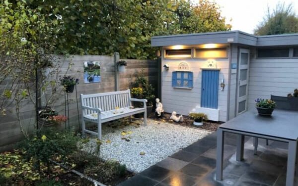 Η μαγεία της Σαντορίνης μεταφέρεται σε μία αυλή από τον έρωτα ενός ζευγαριού στο Βέλγιο!