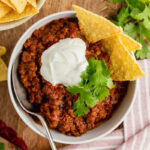 Chili con carne: Η μεξικάνικη συνταγή με κιμά και τραγανές τορτίγες