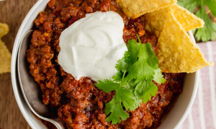 Chili con carne: Η μεξικάνικη συνταγή με κιμά και τραγανές τορτίγες