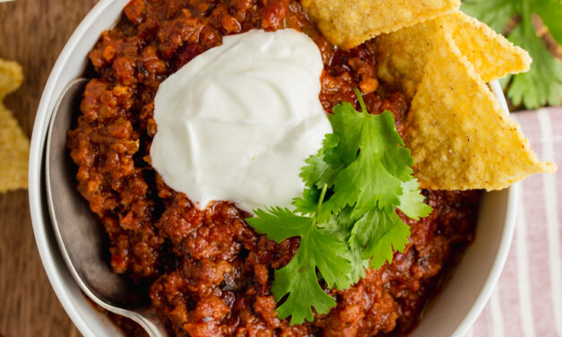 Chili con carne: Η μεξικάνικη συνταγή με κιμά και τραγανές τορτίγες