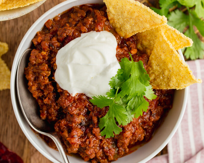 Chili con carne: Η μεξικάνικη συνταγή με κιμά και τραγανές τορτίγες